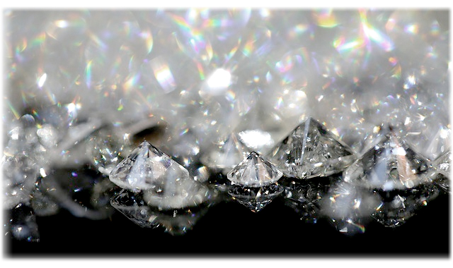4月の誕生石ダイヤモンドで、いつもの貴方にキラリと煌きを添えて。